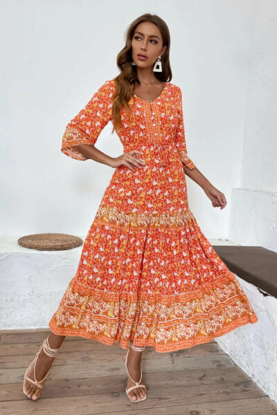 Langes orangefarbenes Boho-Kleid